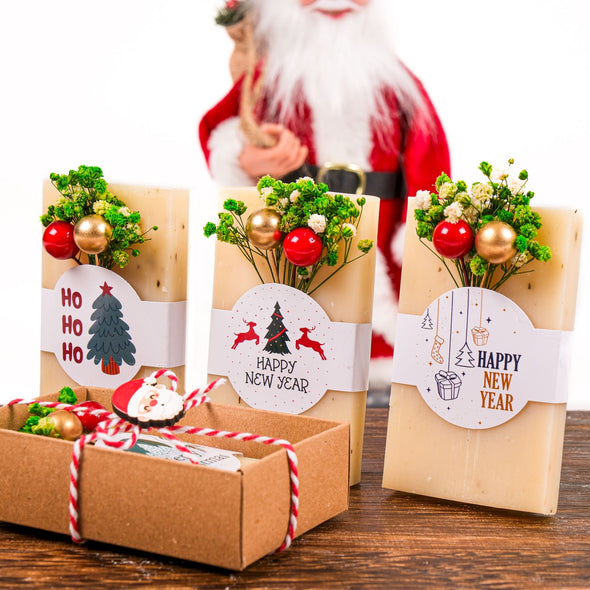 Personalized Christmas Favors Scented Soaps, Christmas Gifts for Family, Friends and Coworkers Items designed by Happy Times Favors, a handmade gift shop. Scented Soap decorated with real natural dried flowers and personalized wooden name tag. Ideal for Christmas, Noel, New Year, Happy Holiday. Personalized Christmas Gifts, Custom Gifts for Christmas, Christmas decorations, ornaments, Christmas Natural soap.